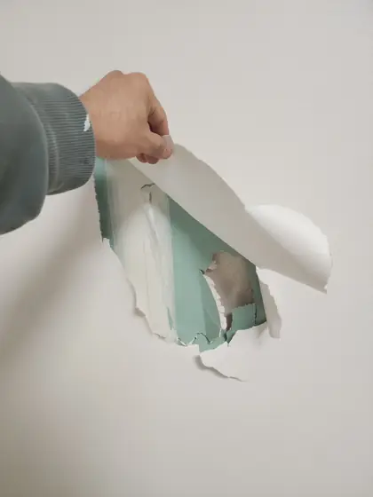 석고보드 벽 구멍 — 벽지 속에서 드러난 첫 번째 손상 자리