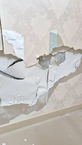 석고보드 교체 — 천장 모서리부터 찢어진 벽지와 금